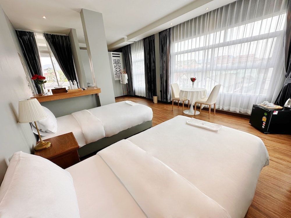 Deluxe Room, 2 Twin Beds, Non Smoking, Pool Access