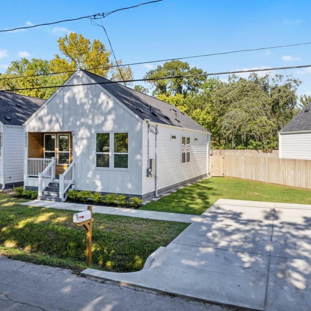 New Duplex 15 min to Downtown l Sleeps 12, Photo 32