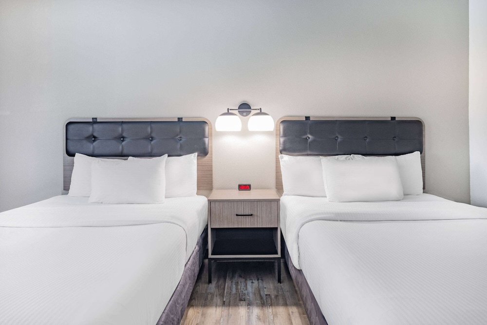 Room, 2 Queen Beds, Non Smoking - Photo 2