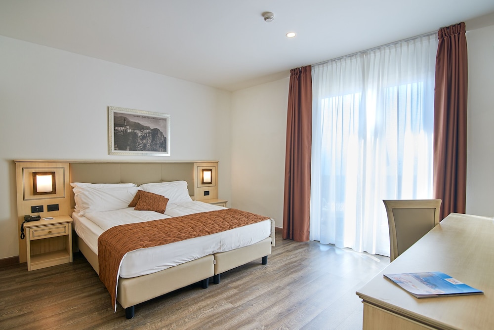 Standard Double Room Single Use, 2 Twin Beds, Garden View