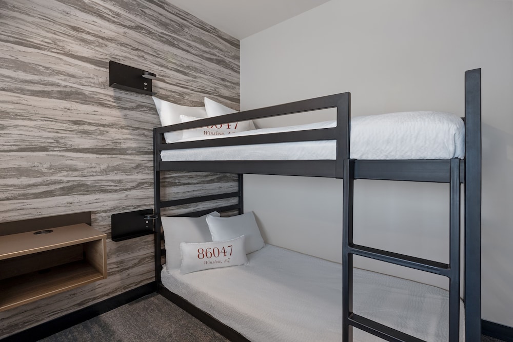 1 King Bed & 2 Twin Bunk Beds, Room photo 3