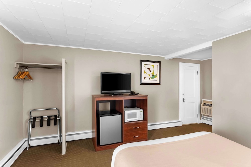 Standard Room, 1 Queen Bed, Non Smoking - Photo 3