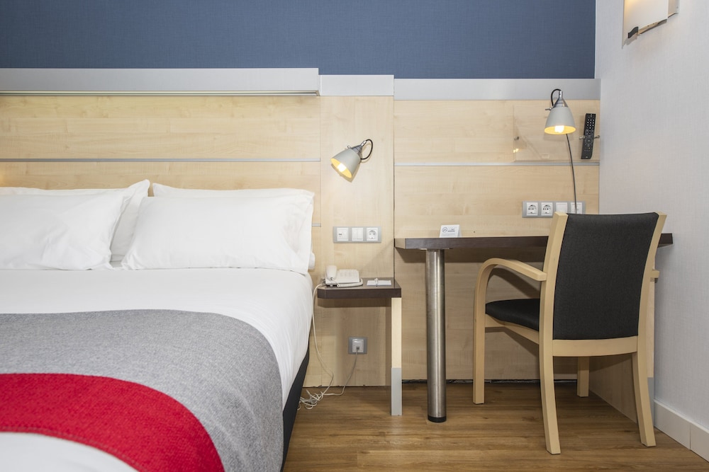 Standard Room, 1 Queen Bed (Free Breakfast) - Photo 2