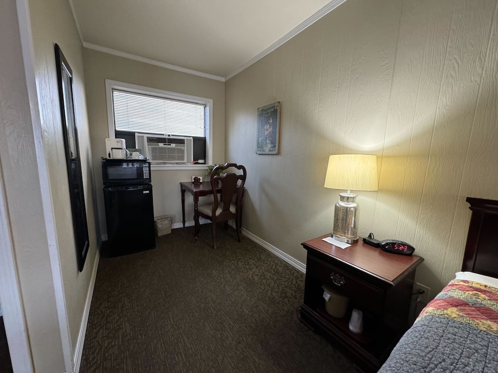 Basic Room, 1 Queen Bed, Non Smoking photo 2