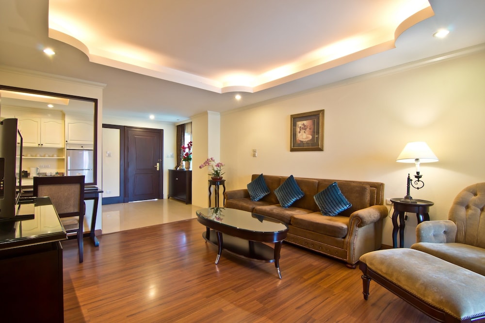 Suite, 1 Bedroom - Photo 10