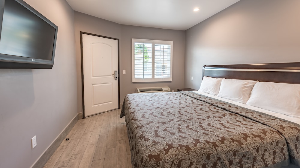 Economy Room, 1 King Bed, Non Smoking photo 2