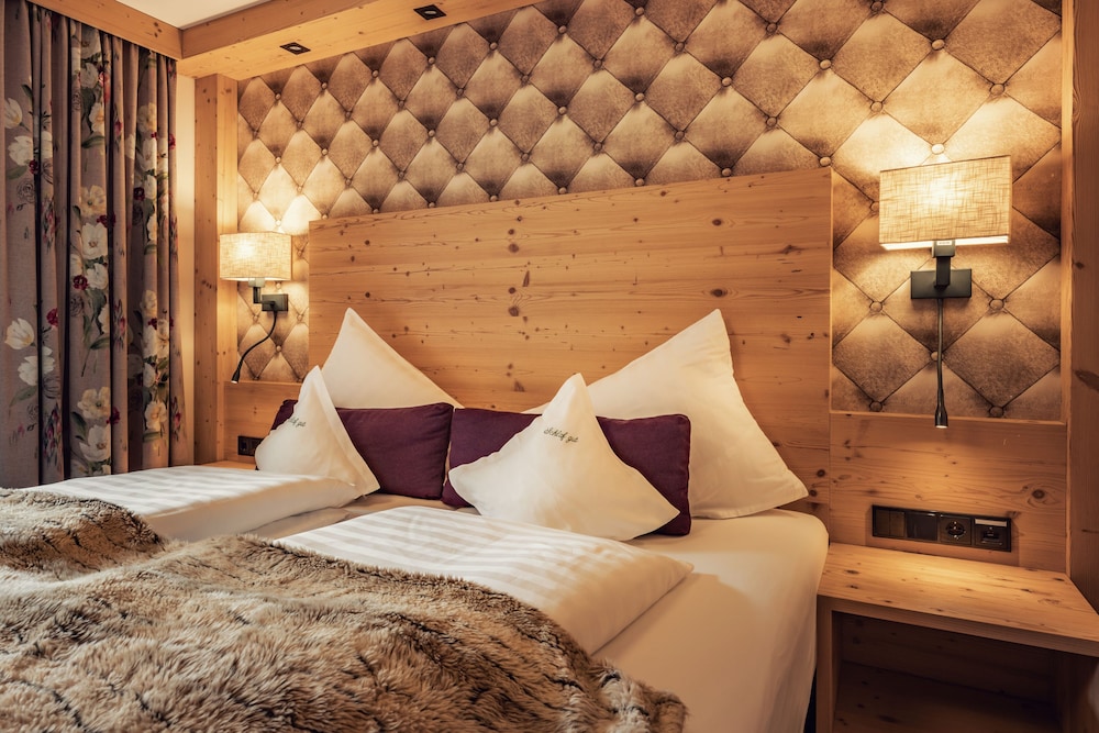Suite, 2 Bedrooms, Balcony, Mountain View