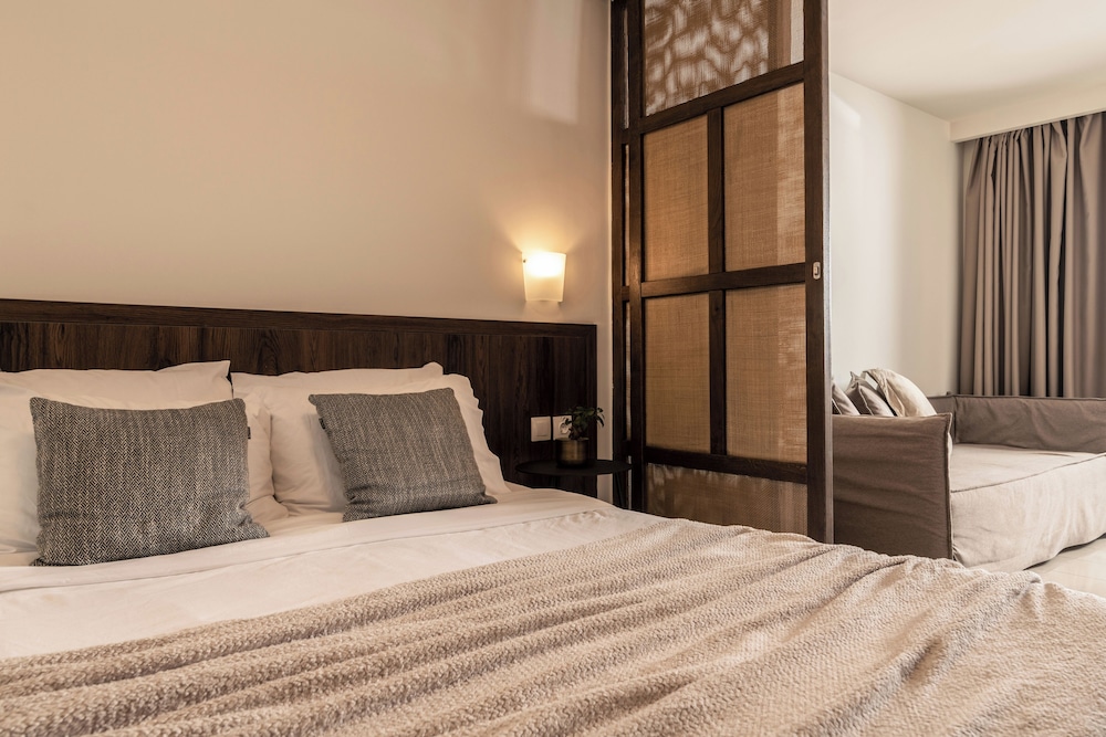 Deluxe One Bedroom Suite with Sharing Pool