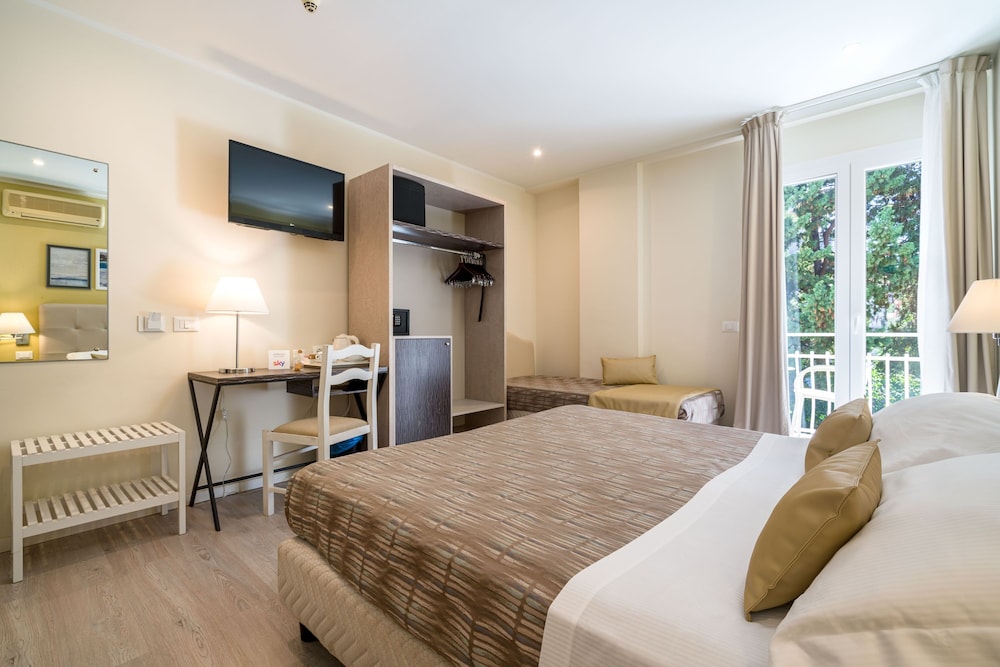 Comfort Quadruple Room, Partial Sea View