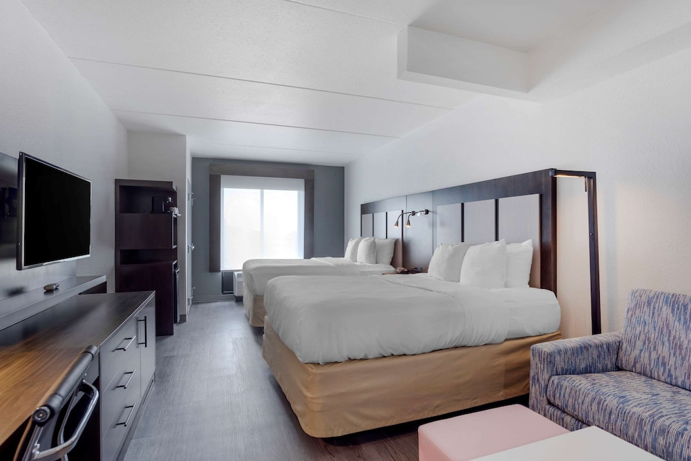 Suite, Non-Smoking, 2 Queen Bed with Sofa Bed - Photo 4