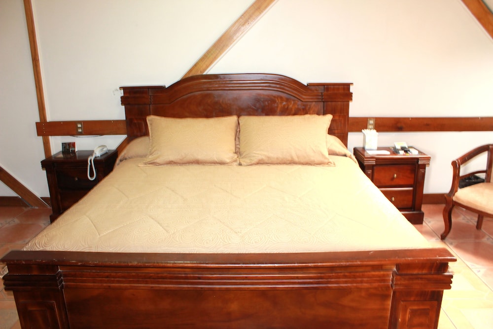 Deluxe Room, 1 King Bed - Modern Wing photo 1