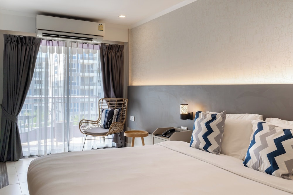 Deluxe Double Room with Balcony photo 3