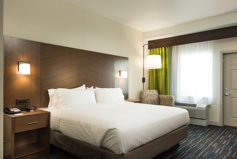 Suite, 1 King Bed with Sofa bed, City View photo 1