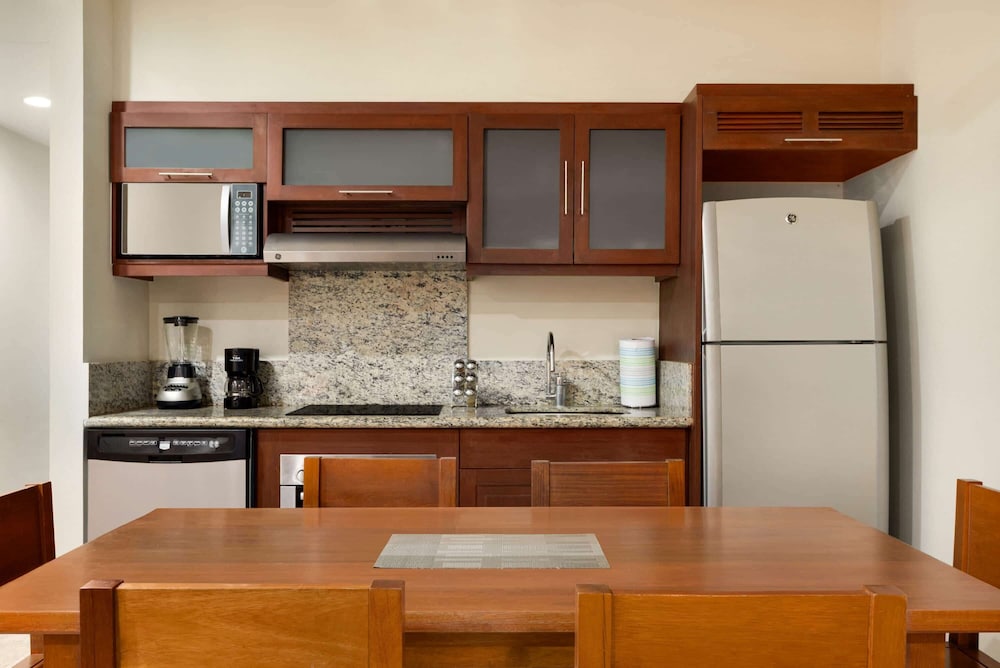 Suite, 3 Bedrooms - Photo 23