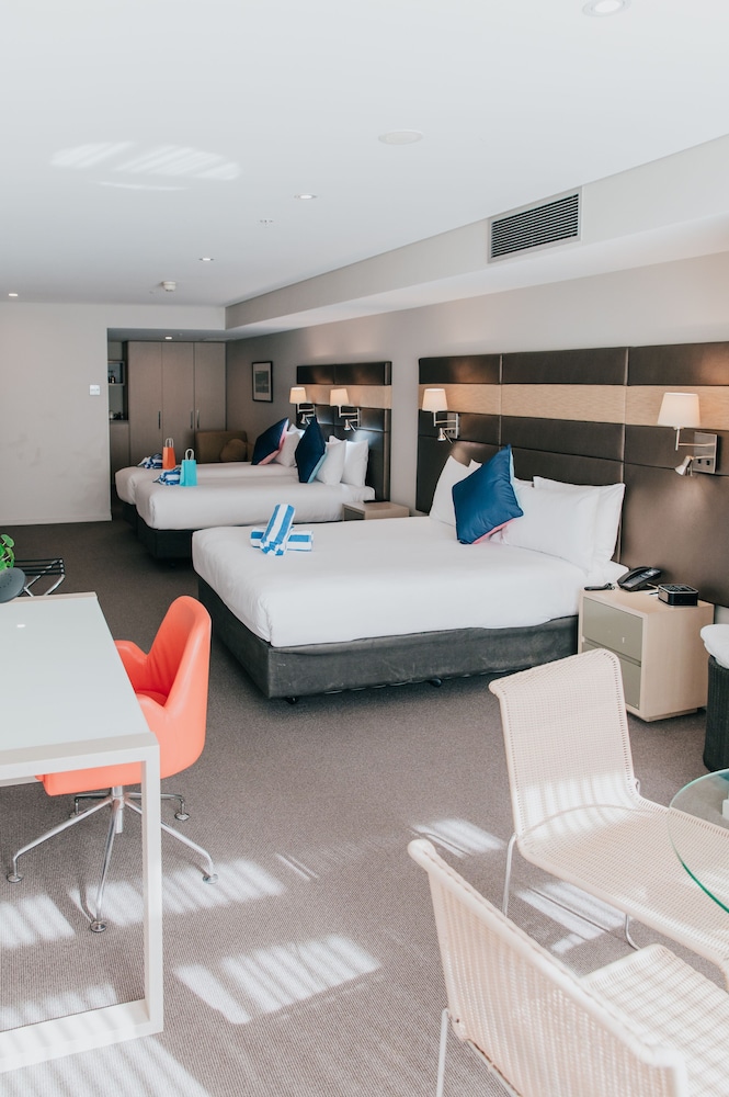 Superior Family Accessible Room, 1 Queen and 2 Single Beds - Photo 4