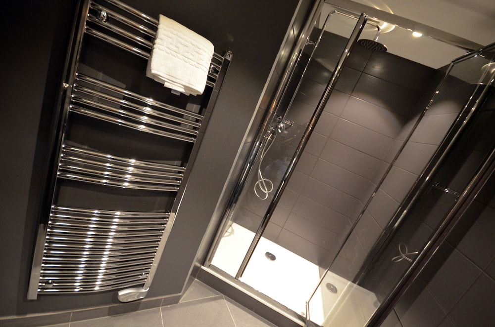 Standard Room, 1 Queen Bed (Bath/Shower Combo) - Photo 8