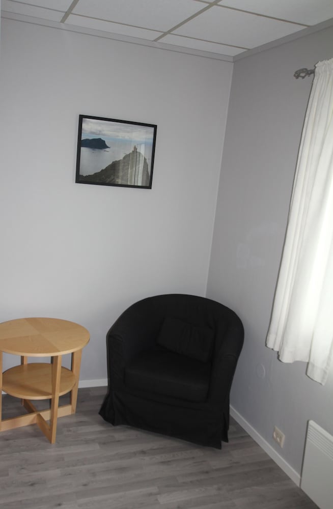 Basic Single Room, 1 Large Twin Bed, Non Smoking photo 2