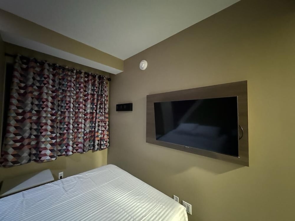 Economy Single Room, 1 Queen Bed, Non Smoking, Private Bathroom photo 2