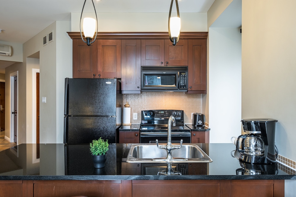 Suite, 3 Bedrooms, Courtyard View - Photo 11