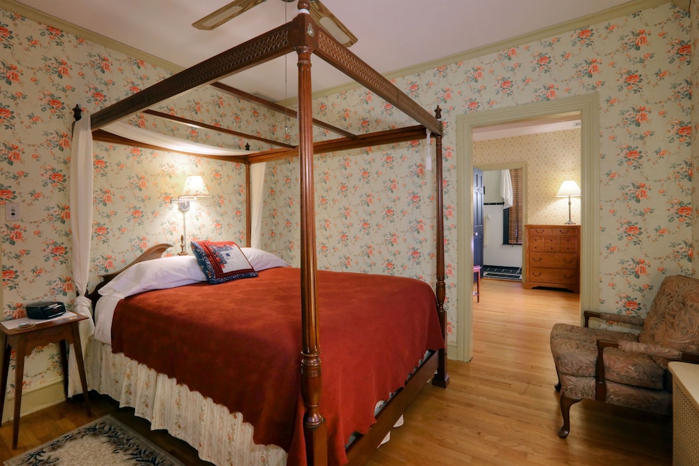 Suite, 1 Queen Bed, Private Bathroom