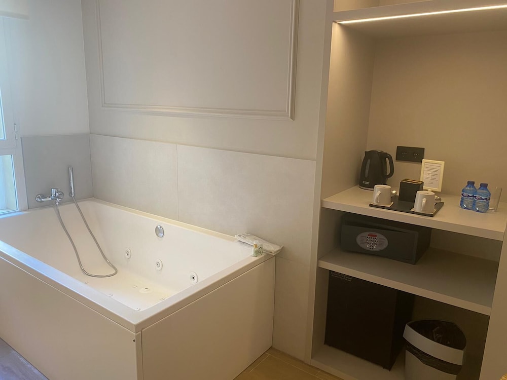 Deluxe Room with Jacuzzi - Photo 4