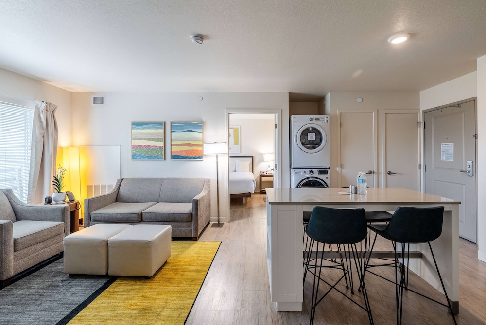 Exclusive Suite, 1 Queen Bed, Accessible (Work Space, 1 Bedroom) photo 3