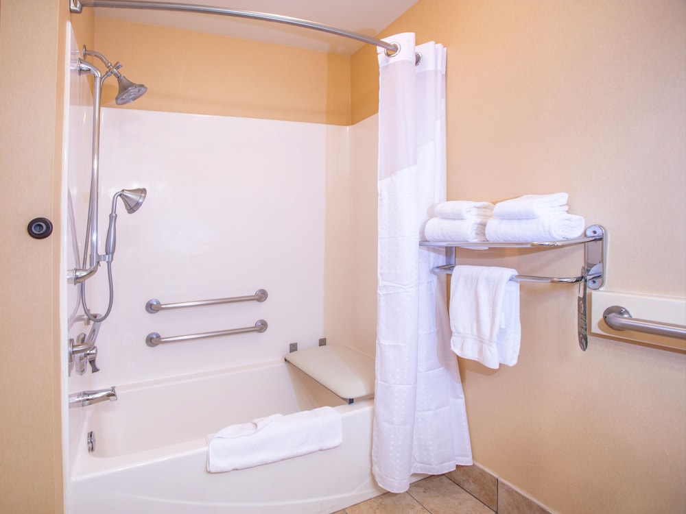 Suite, 1 Queen Bed, Accessible (Mobility Tub) - Photo 3