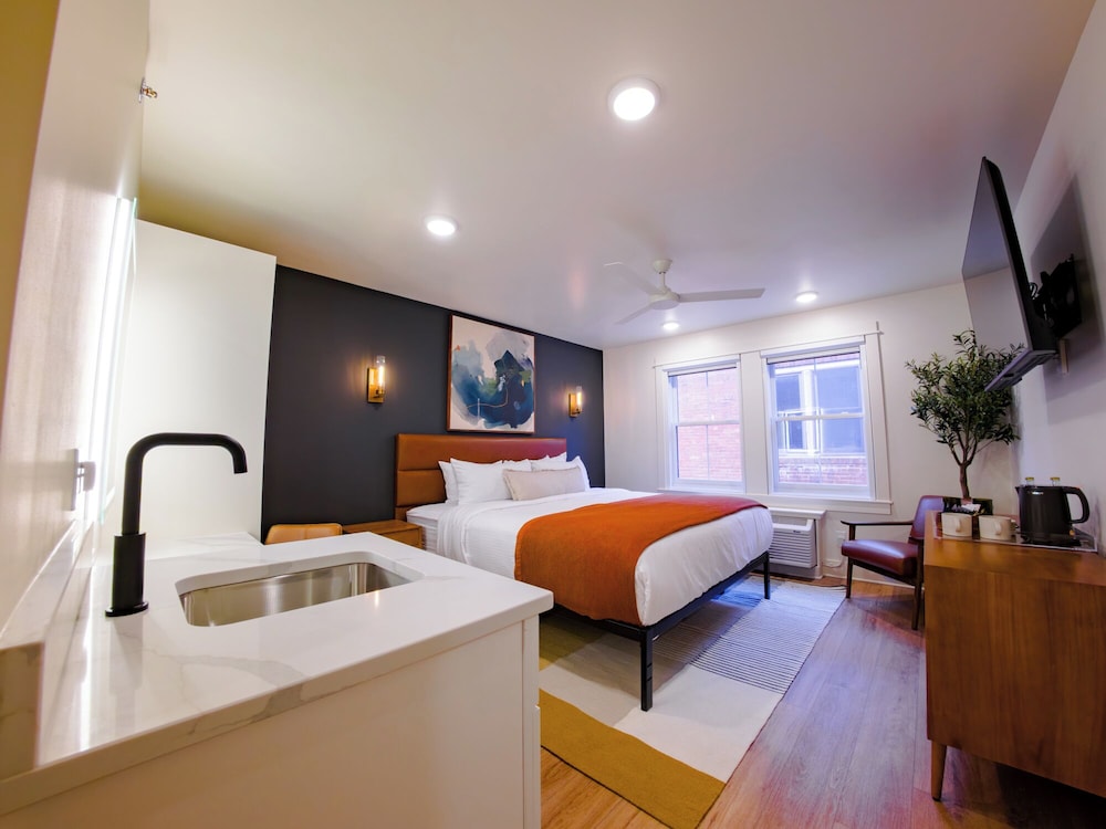 Basic Room, 1 King Bed, Private Bathroom