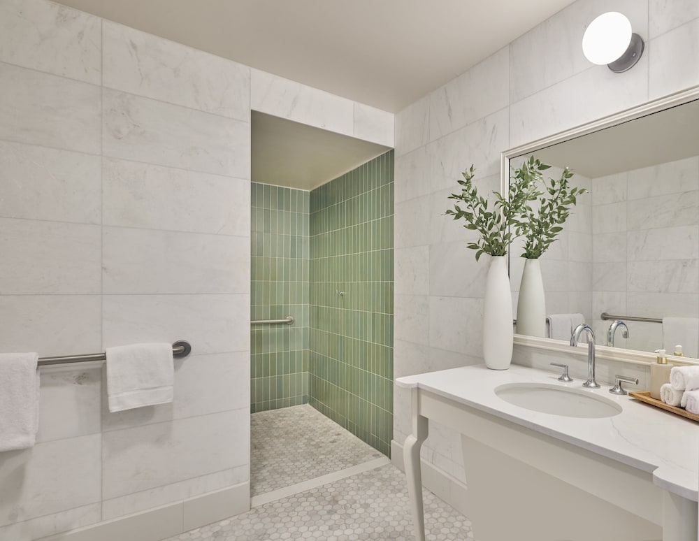 Mobility/Hearing Accessible Canary Partial Ocean View King, Roll-in Shower