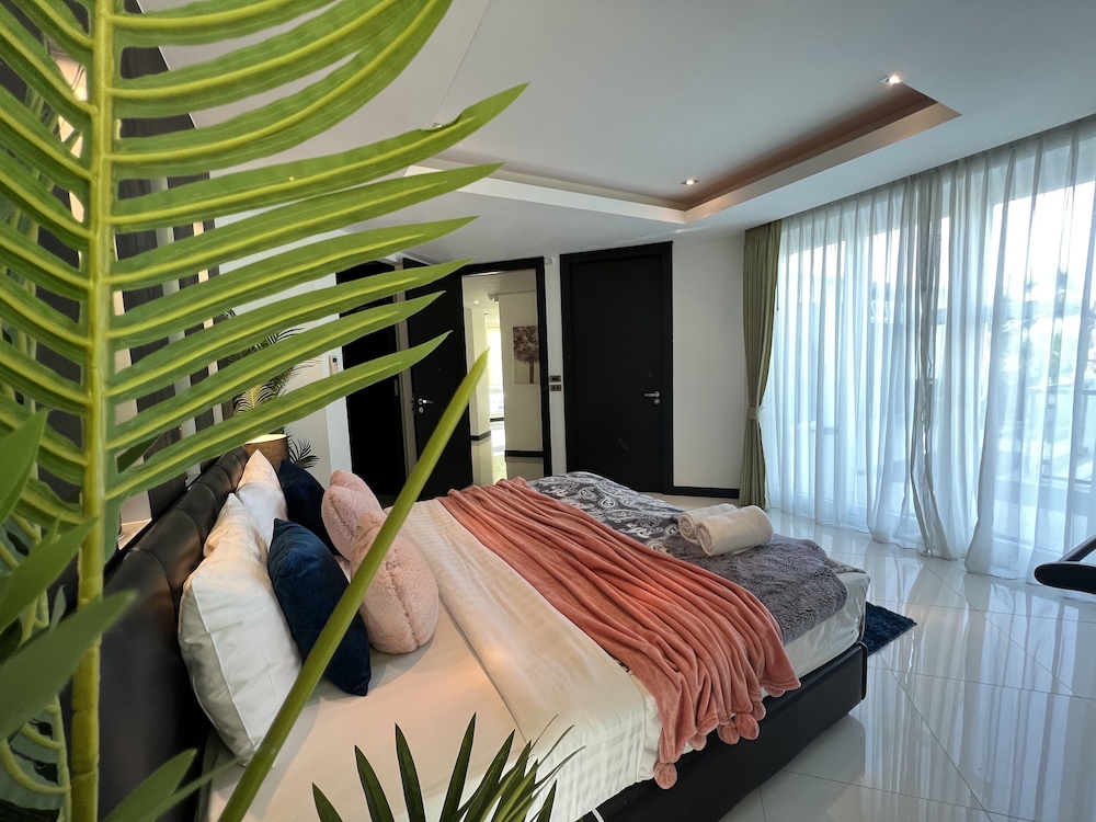Five-Bedroom Villa with Private Pool and Spa Bath