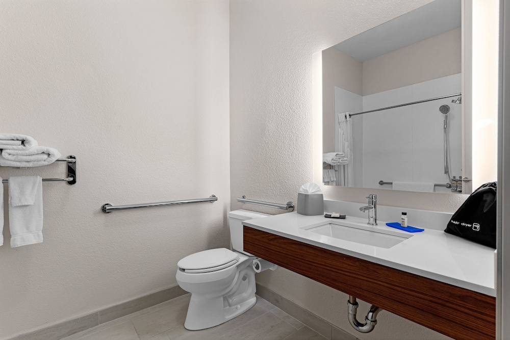 Standard Room, 2 Queen Beds, Accessible (Communications, Roll-In Shower) - Photo 7