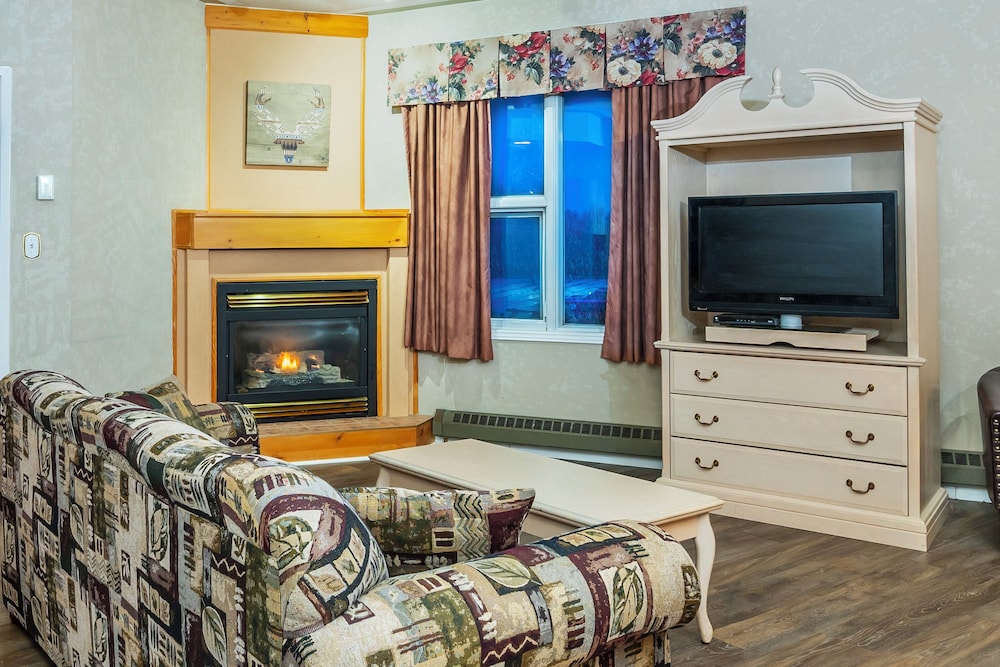 Suite, 1 Queen Bed with Sofa bed, Non Smoking (Jetted Tub Fireplace) photo 2