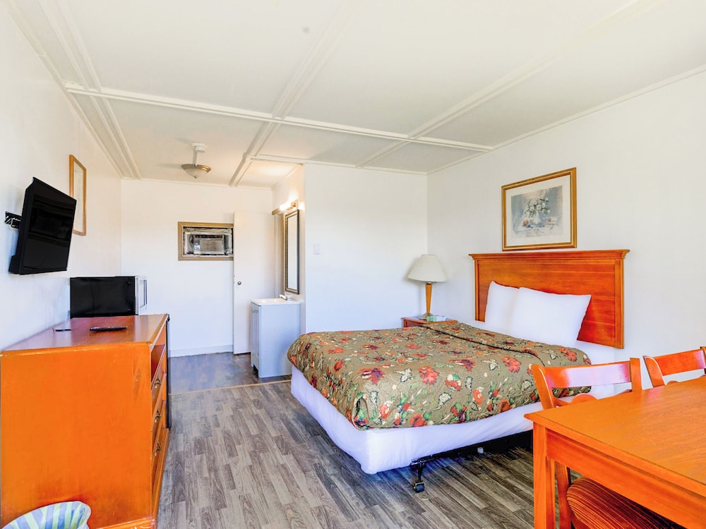 Room, 1 Queen Bed, Non Smoking - Photo 5