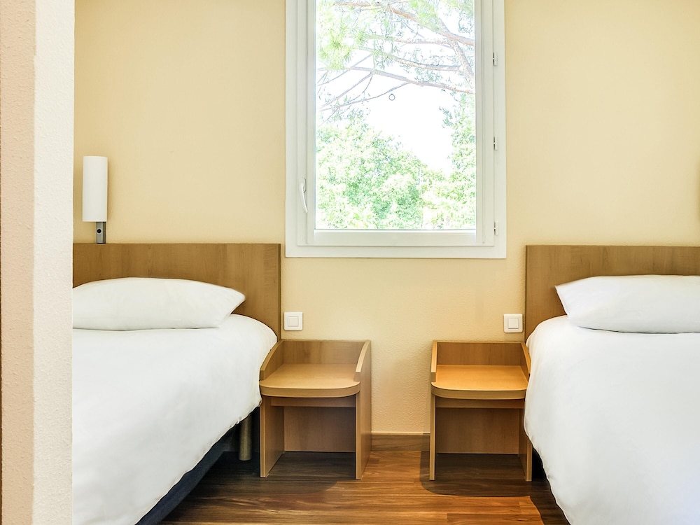 Standard Room, Multiple Beds - Photo 3