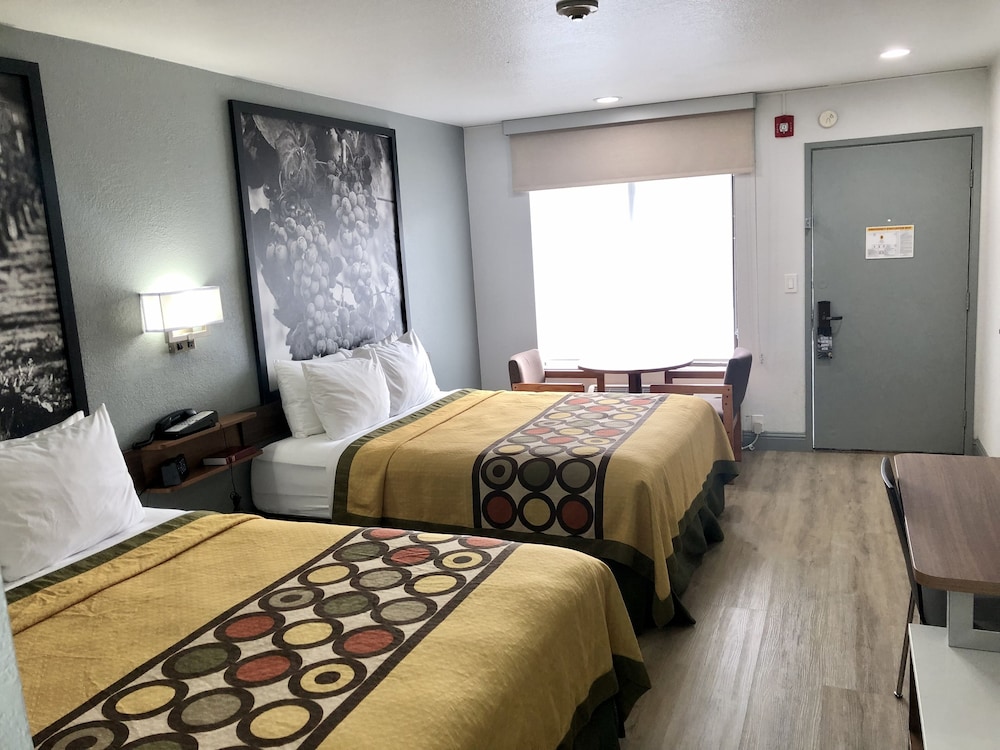 Room, Multiple Beds, Non Smoking - Photo 5
