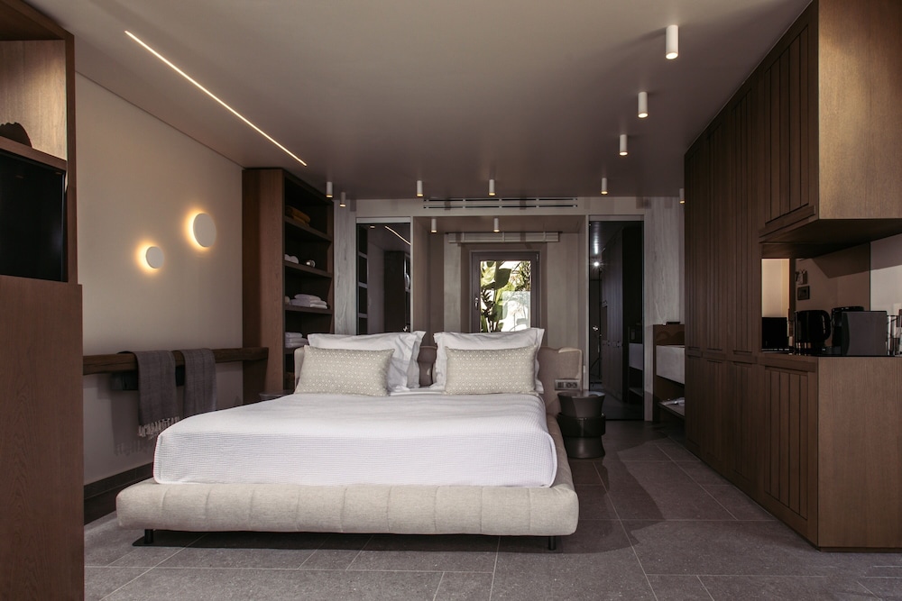 Superior Suite, 1 Double Bed, Hot Tub, Sea View photo 2