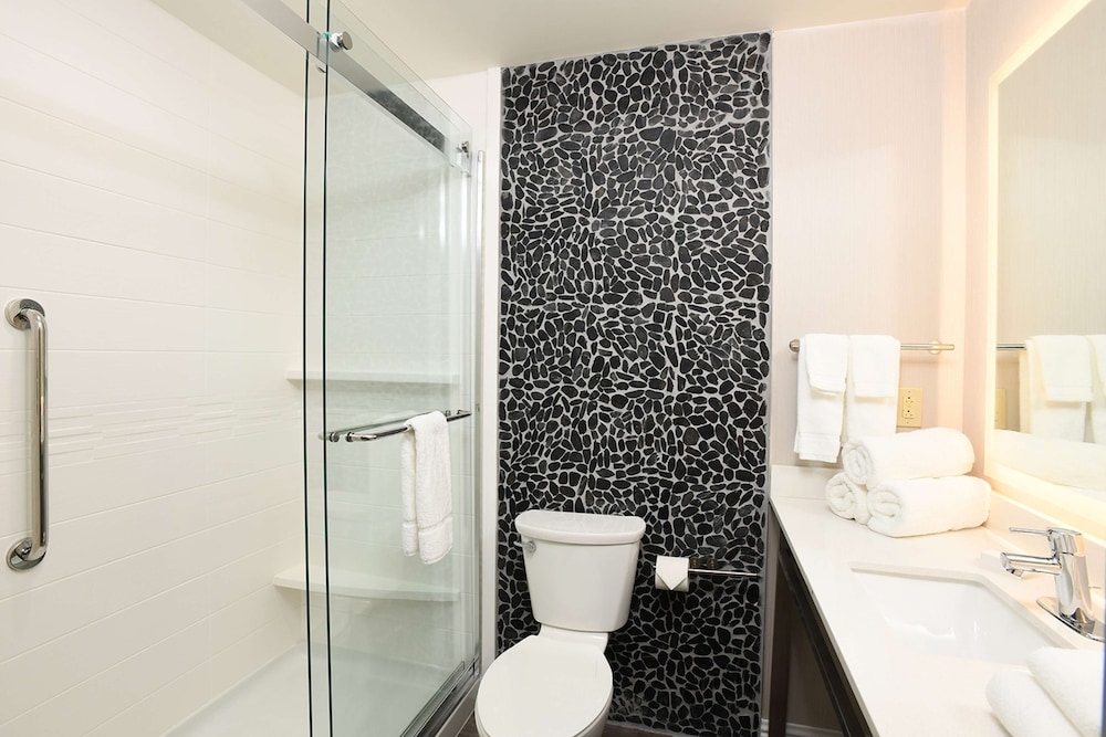 Room, 2 Queen Beds, Accessible (Roll-In Shower)