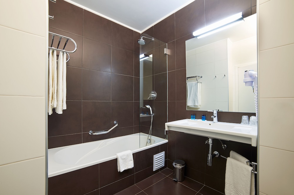 Prestige Suite, Pool View (3 Adults and 1 Child) photo 2
