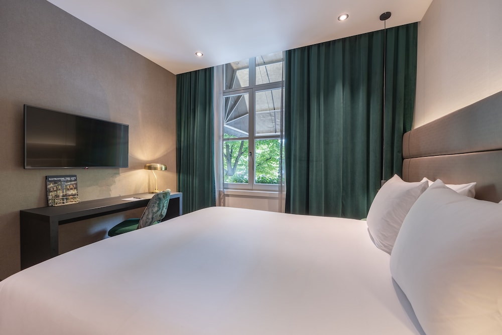 Superior Room, 1 King Bed photo 2