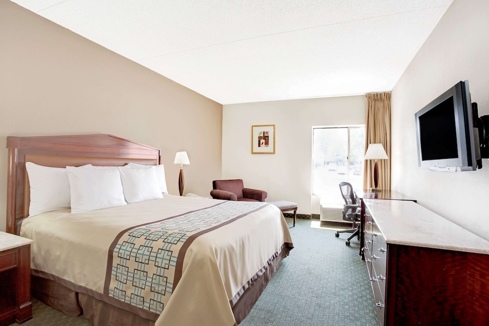 Standard Room, 1 King Bed, Smoking - Photo 5