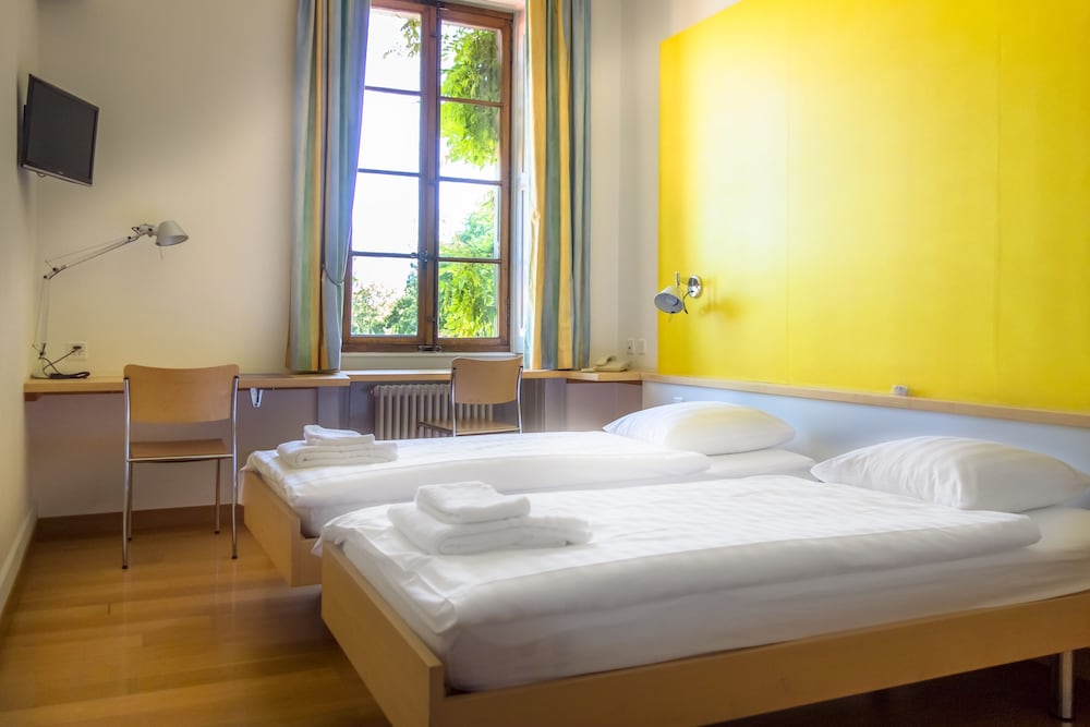 Standard Twin Room, Private Bathroom, Lake View (Château Léman) photo 2