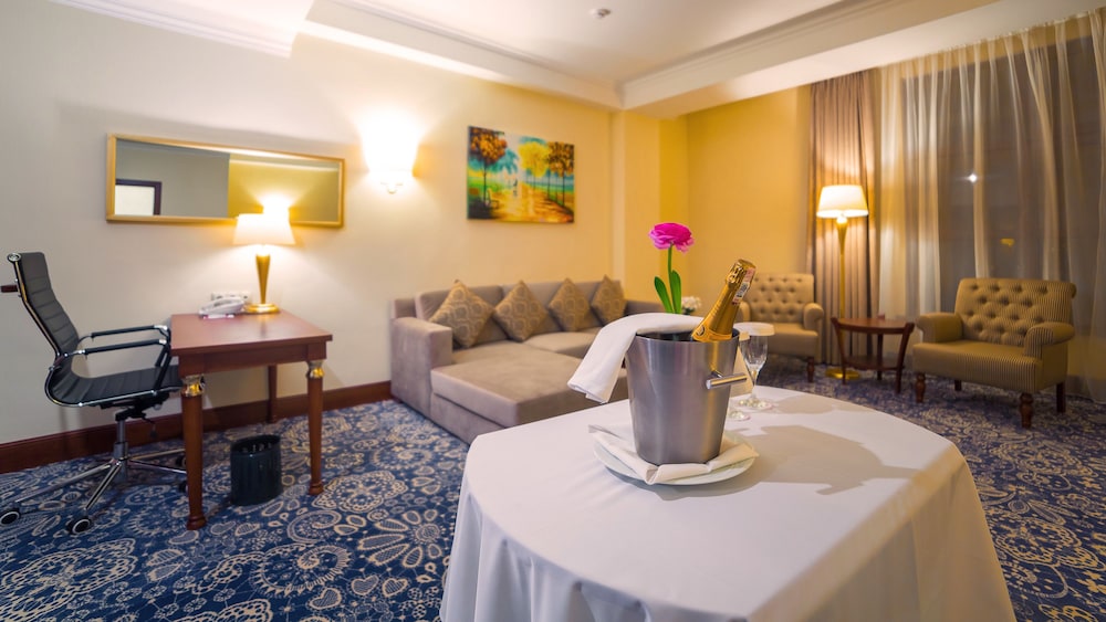 Executive Suite, 1 King Bed, Non Smoking photo 3