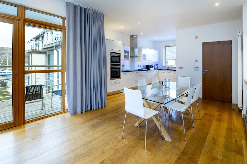 Deluxe Two Bedroom Luxury Apartment photo 3