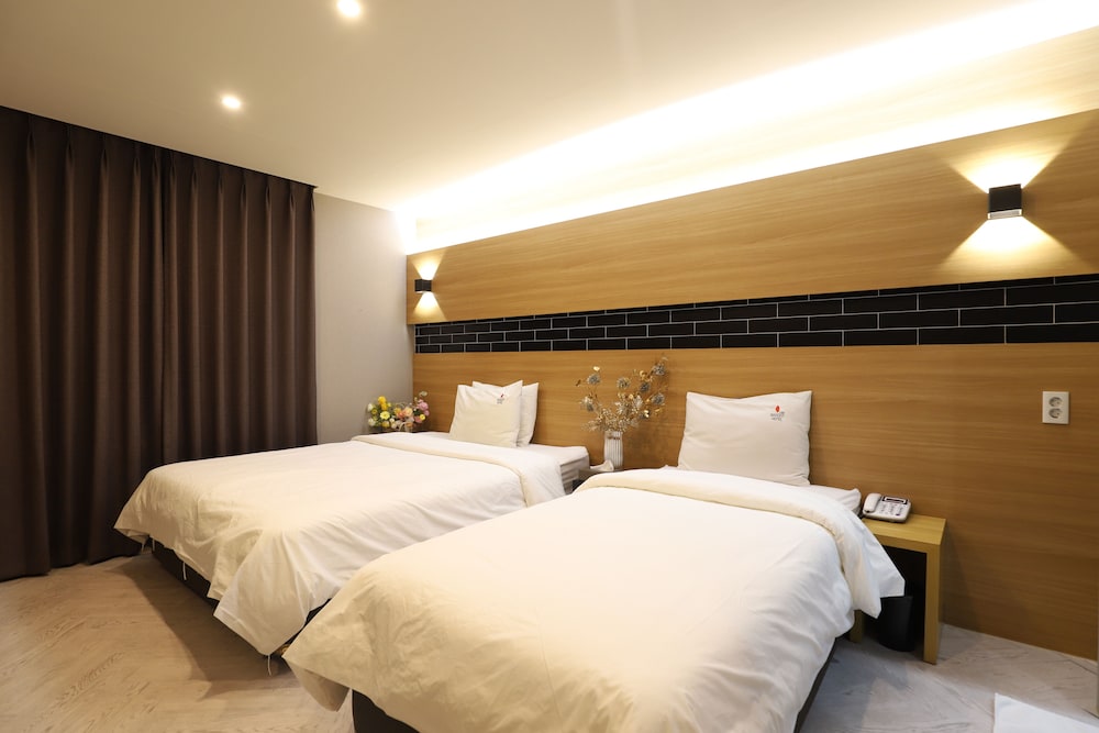 Standard Twin Room - Photo 1