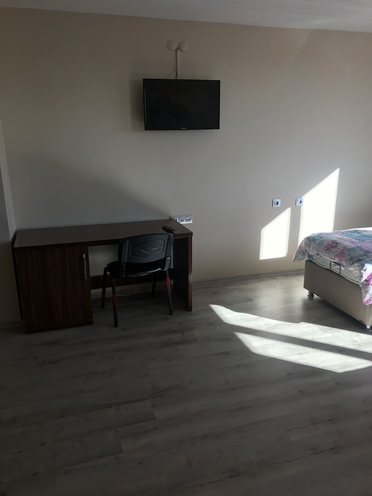 Basic Suite, 3 Twin Beds photo 3