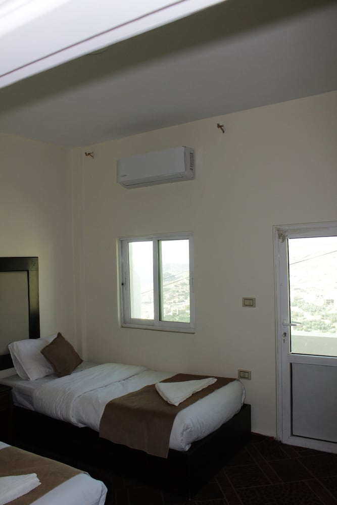 Twin Room, 2 Twin Beds, Shared Bathroom photo 3