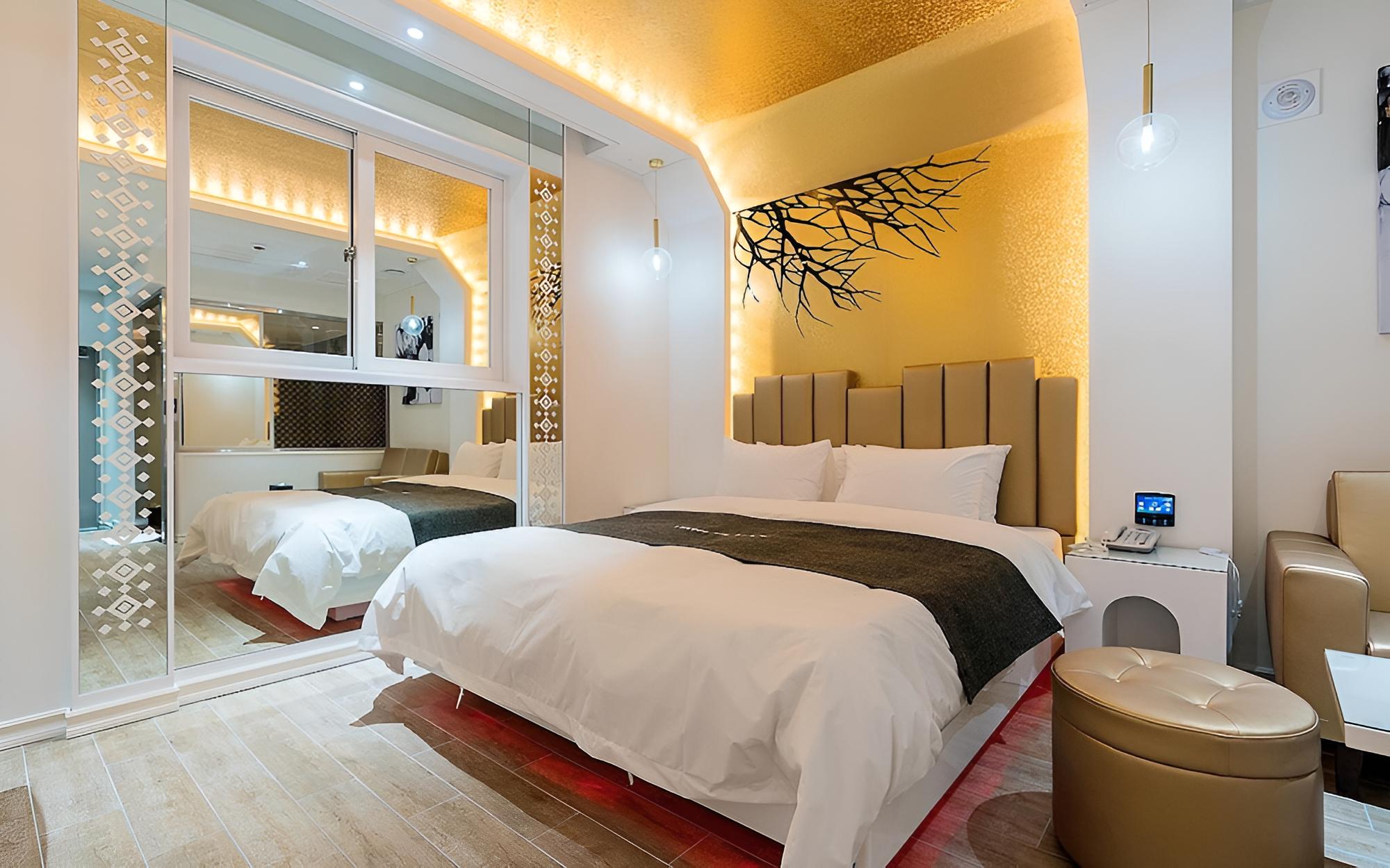 Room (SatSun 2 Nights Luxury PKG Room (Brea) photo 2