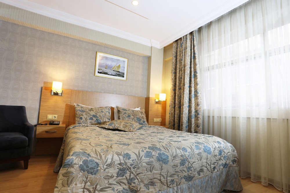 Family Studio Suite, 1 King Bed with Sofa bed, Kitchen