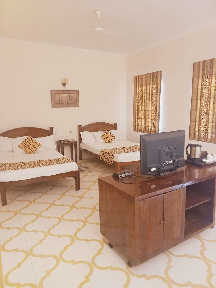 Pool side suite - Photo 16