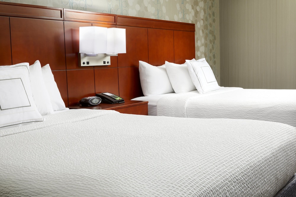 Room, 2 Queen Beds (Mobility/Hearing Accessible, Tub) - Photo 5